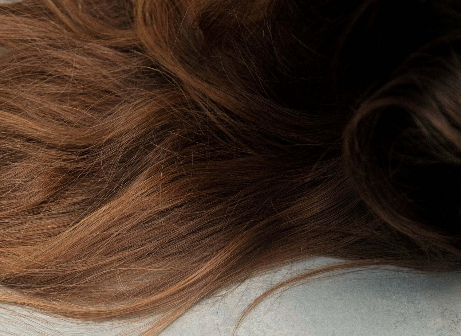 Comment combattre la chute de cheveux automnale de manière naturelle ?