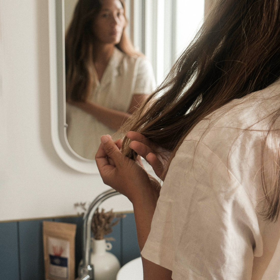 Chute de cheveux chez la femme : causes, diagnostic et solution pour préserver la santé des cheveux